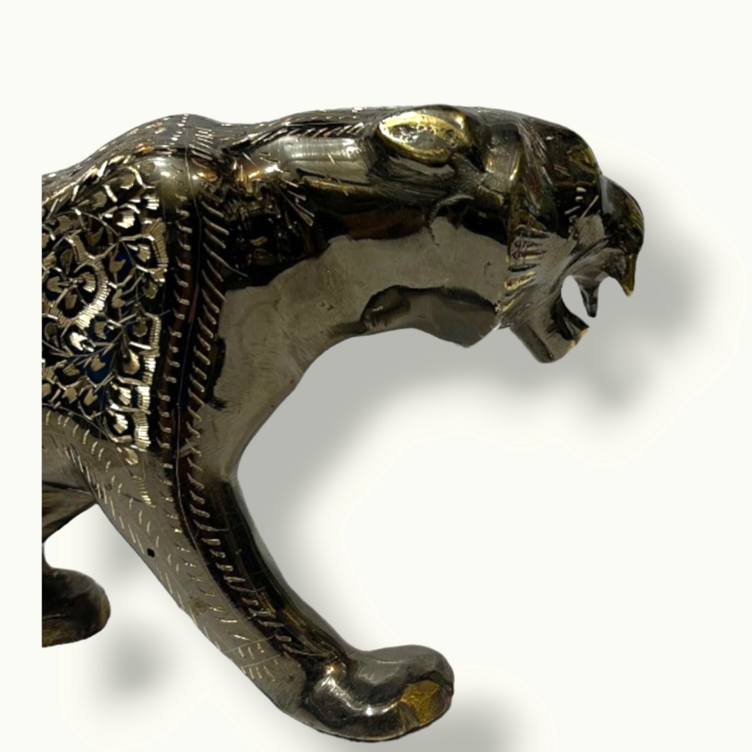 Stunning Brass Lion Statue, Beautiful Brass Lion Sculpture.