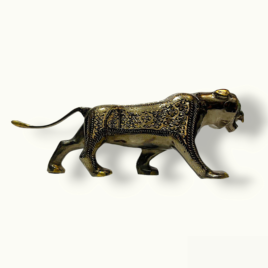 Stunning Brass Lion Statue, Beautiful Brass Lion Sculpture.